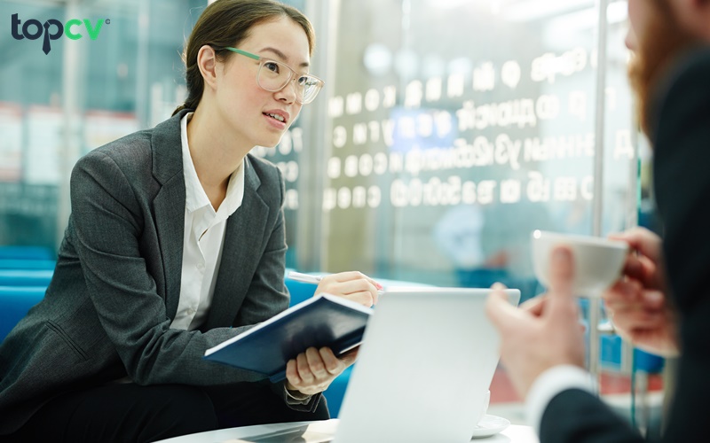 Cung cấp cho khách hàng giải pháp thay thế hoặc lựa chọn sẽ giúp lộ trình thăng tiến của nhân viên kinh doanh trở nên nhanh chóng